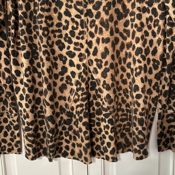 Women’s leopard top size medium. Super soft and in great condition - Picture 7 of 8